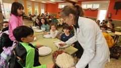 Este jueves se sirvieron mens especiales en varios centros educativos y sociales que incorporaban raciones de pota de la lonja local