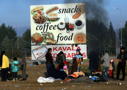 Refugiados esperan en un aparcamiento a pasar la frontera de Grecia con Macedonia. 