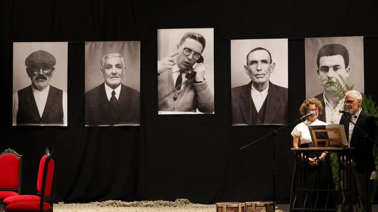 <span lang= gl >Fotograf�as dos catro vellos mari�eiros que inspiraron a canci�n, no escenario do Teatro Pastor D�az. Desde a esquerda: Gumersindo Coci�a Gregorio, Sildo (1862-1938), gabarreiro; Jos� Escourido Casal, Llana (1860-1938), armador e mari�eiro. No centro, Jos� Travieso Quelle, escritor e xornalista de Viveiro que compuxo a canci�n. A continuaci�n, Jos� Antonio Travieso Rodr�guez (1858-1939), mari�eiro e av� do autor; e Francisco Otero L�pez (1913-1971), mari�eiro e logo patr�n.</span>