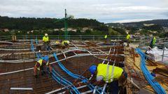 Operarios en las obras de construcci�n del hospital Gran Montecelo, en Pontevedra