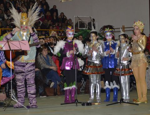 Los Ni�os del Coro, que cantaron y tocaron algunas de sus canciones, se impusieron a la caracterizaci�n de El libro de la Selva, de Tortugas y Peces. 