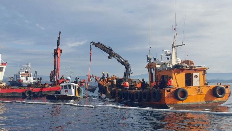 El 13 de diciembre del 2024, el barco bateeiro Hermanos Rey, que hab�a volcado el d�a anterior, fue reflotado y trasladado a un astillero de O Grove.