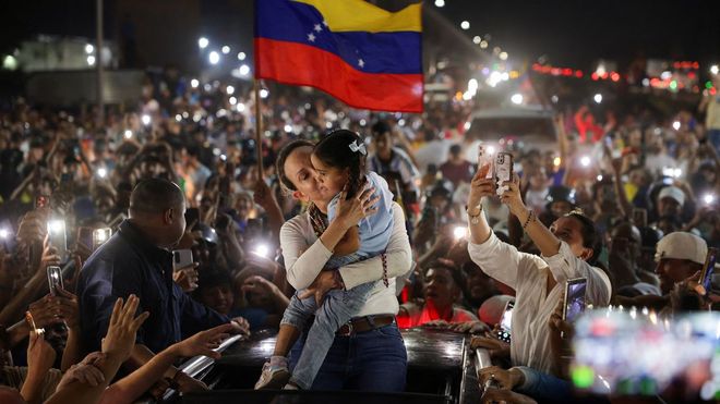 Mar�a Corina Machado besa a una ni�a en mitad de una concentraci�n de apoyo en Maracay, de camino a Caracas