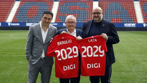 Braulio (izquierda) y Cata (derecha), en&nbsp;el acto de su renovaci&oacute;n, junto al presidente Luis Sabalza.