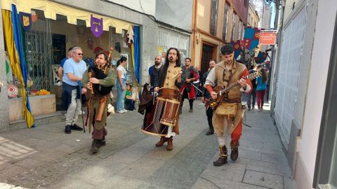 Un grupo de m�sica desfilando por la calle Doutor Teijeiro