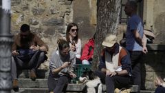 Gente bebiendo y tomando el sol en pleno barrio de Cimadevilla , en Gij�n