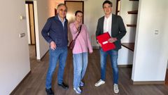 El delegado territorial de la Xunta, Javier Arias, entreg� las llaves de una vivienda de promoci�n p�blica en Mondo�edo. En el acto tambi�n particip� el alcalde