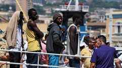 Desembarco de los inmigrantes en el puerto de Catania