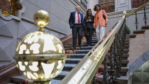 Javier Losada, In�s Rey y Carmen Calvo, en las escaleras del vest�bulo del palacio municipal de A Coru�a
