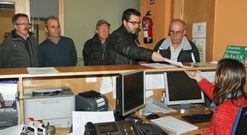Los representantes de la plataforma entregaron ayer sus propuestas en el Concello. 