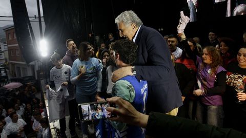 Los representantes de los equipos que presentaron camisetas al concurso tratan de convencer a Romay de que elija la suya