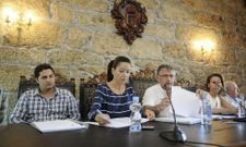 Ana Luisa Gonz�lez (en la foto escribiendo) percibir� una dedicaci�n parcial y asumir� otra �rea de trabajo.