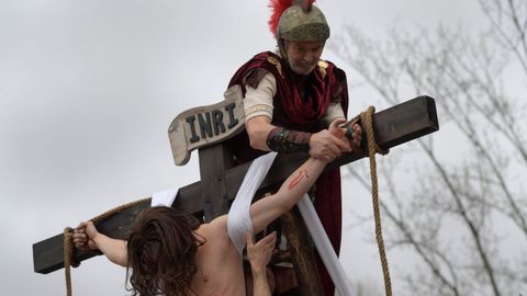 Representación del Vía Crucis en Infiesto