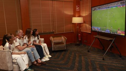 Los cuatro siguieron el partido desde un hotel en Barcelona, tras la entrega de los Premios Princesa de Girona