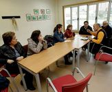 Mar Barc�n, con los vecinos del barrio de Fe�ns.