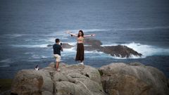 Dos personas se sacan una foto en el paseo mar�timo de A Coru�a. Imagen de archivo. 
