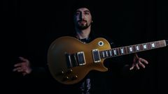 O guitarrista Carlos Cernadas est� afincado en Londres