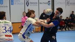 Diego Mart�nez encara a Iv�n Calvo en el derbi. 