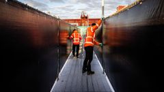 Operarios trabajan este s�bado en el puerto neerland�s de R�terdam para la llegada del crucero MV Hondius, escenario de un brote de hantavirus, tres personas fallecieron a bordo