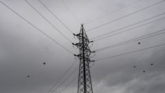 Torreta y cables del tendido de la luz el�ctrica.