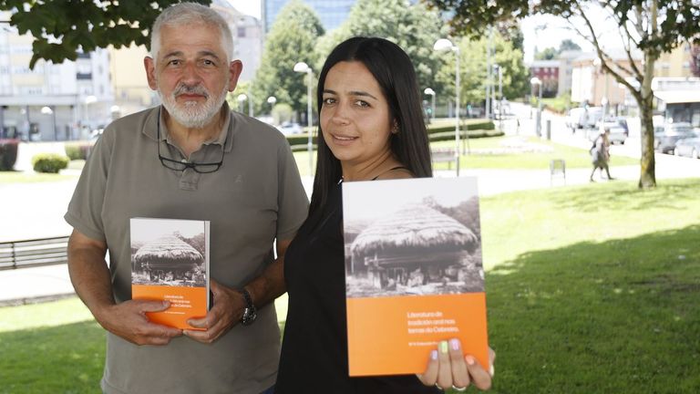 Gaspar M. M�ndez e Laura Balboa, ambos profesores e autores do libro, coa colaboraci�n da tam�n mestra Mabel Fern�ndez