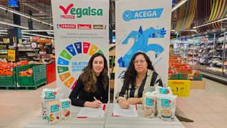 La directora de Sostenibilidad y Comunicacin Corporativa de Vegalsa-Eroski, Gabriela Gonzlez, y la presidenta de ACEGA, Gloria Bernrdez, formalizan la colaboracin en el Hipermercado Eroski de A Sionlla, en Santiago de Compostela.