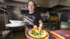 Una crema y una ensalada en A Lareira