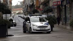 Un veh�culo de la Polic�a Local de Ribeira, patrullando por el centro de la ciudad