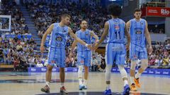Los jugadores del R�o Breog�n felicit�ndose tras una jugada en el partido en casa ante el Joventut