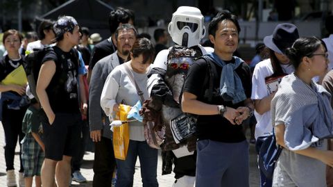 Un miembro de las Tropas Imperiales hace cola en Tokio.