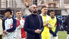 Claudio Gir�ldez y sus jugadores, tras la derrota del Celta ante el Oviedo.