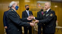 El nuevo jefe superior de Polic�a, Ram�n G�mez Nieto, recibe el bast�n de mando de manos del director adjunto operativo de la Polic�a Nacional, Jos� �ngel Gonz�lez.