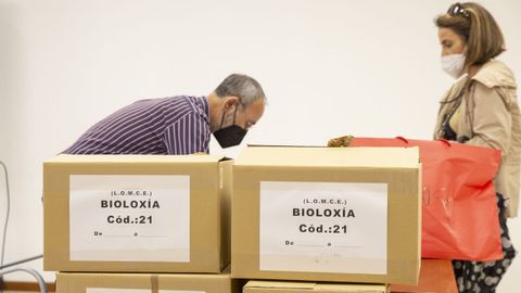 Funcionarios de la CIUG recogen los ex�menes de selectividad que entregan los correctores