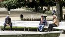 Foto de archivo de gente de avanzada edad en el parque de la Alameda de Santiago. 