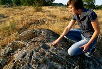 La ganadora, junto a unos petroglifos en Pesqueiras.