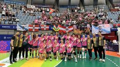 Las jugadoras y el cuerpo t�cnico del Guard�s, con su afici�n desplazada, tras la final ante el Bera Bera.