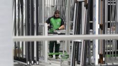 Un trabajador de Fenestra, la empresa que fabrica ventanas de pvc en el polgono industrial de O Reboredo