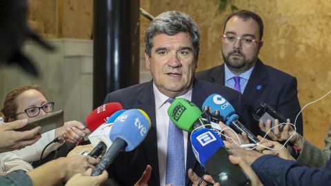 El ministro de Seguridad Social, Jos� Luis Escriv�, y el presidente asturiano, Adri�n Barb�n