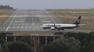 Un avi�n de Ryanair en las pistas del aeropuerto de Rosal�a de Castro, en Santiago.