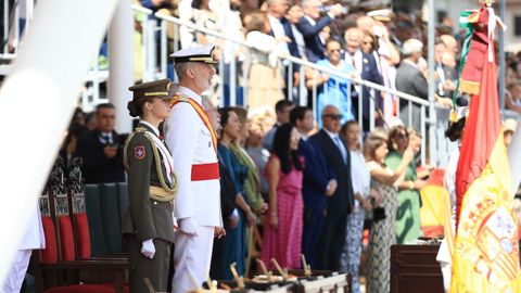 La princesa Leonor y el rey Felipe VI durante el acto de entrega de Reales Despachos a los nuevos oficiales de la Armada, en Marn