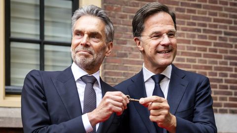 Mark Rutte (d) cede la llave de la oficina del primer ministro a Dick Schoof, su sucesor ultraderechista.