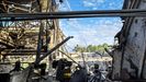 Los bomberos amortiguan una instalaci�n de reparaci�n de material rodante de carga ferroviaria tras un ataque a�reo ruso en Kiev. 