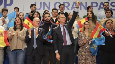 El líder del PP, Alberto Núñez Feijóo (3d), y el candidato popular a la presidencia del Principado, Diego Canga (2i), en un acto político celebrado en el Auditorio Príncipe Felipe de Oviedo