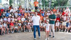 El campamento de A Lanzada inicia el verano y Luis L�pez saluda a los ni�os del primer turno