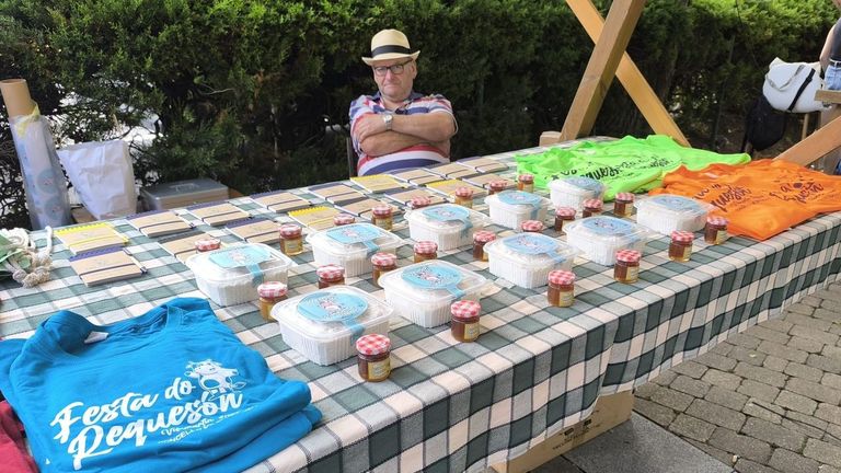 Jos� Antonio Rodr�guez Garc�a, coorganizador de las fiestas de Vilamart�n Pequeno, en Barreiros, junto a Yoni Pe�a Berm�dez, en una feria con un puesto de reques�n