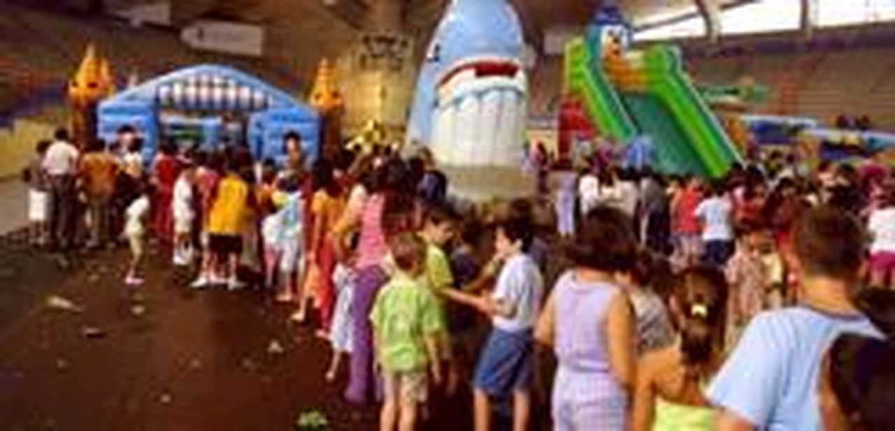 La fiesta de fin de verano reunió a un millar de niños en el Pabellón ...