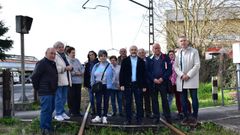 N�stor Rego y Luis Seara, con vecinos de Peliqu�n.