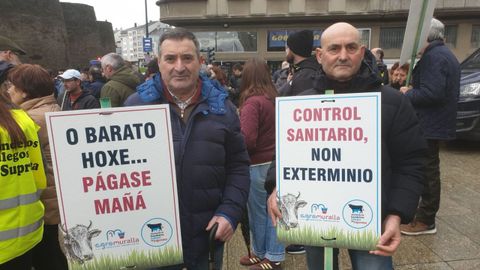 Jos� Manuel Arias (a la derecha, con Manuel Arias a su lado) pronostica un mal futuro para peque�as explotaciones de carne
