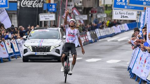 El ciclista mexicano del UAE Emirates Isaac del Toro celebra su victoria en la primera etapa de la Vuelta Ciclista a Asturias