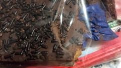 El guante de material quir�rgico apareci� al cortar el turr�n.